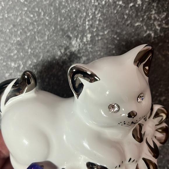 Ahura Ceramic Cat Figurine with Swarovski Crystal Eyes, Silver Painted Detailing - Picture 13 of 14